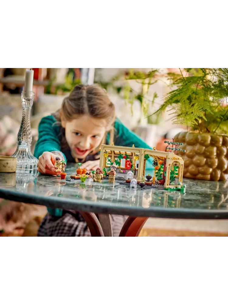 Конструктор LEGO Замок Хогвартс: Класс Гербологии, деталей 390 шт - фото 7