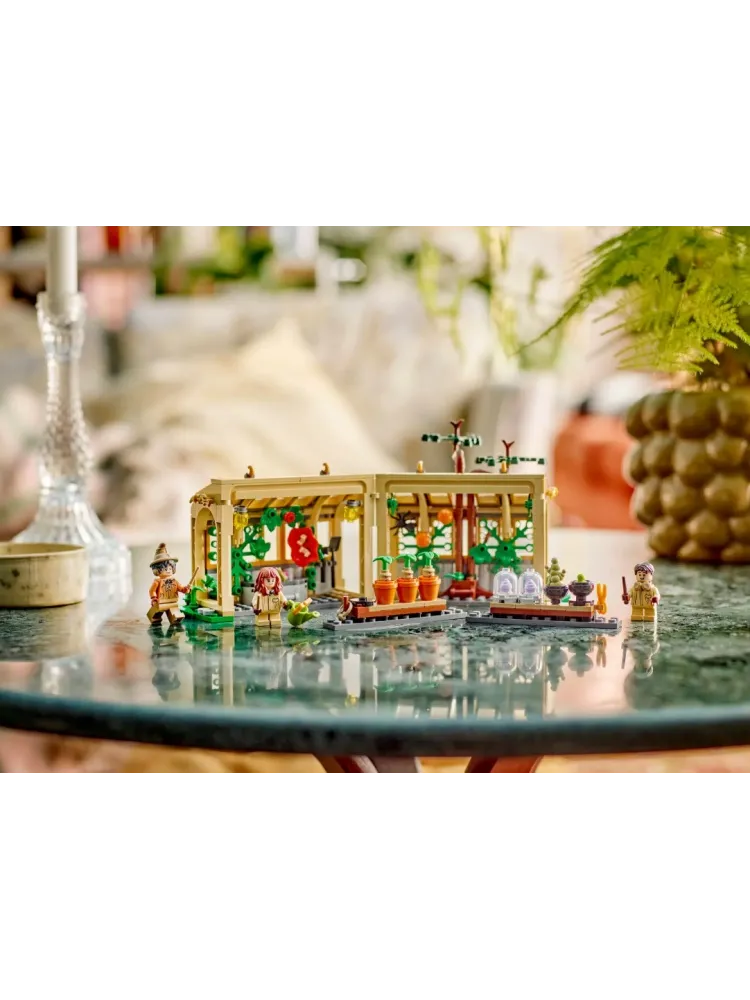 Конструктор LEGO Замок Хогвартс: Класс Гербологии, деталей 390 шт - фото 9