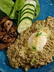 Гречка с яйцом пашот, песто и шампиньонами 350 г от Cafe People