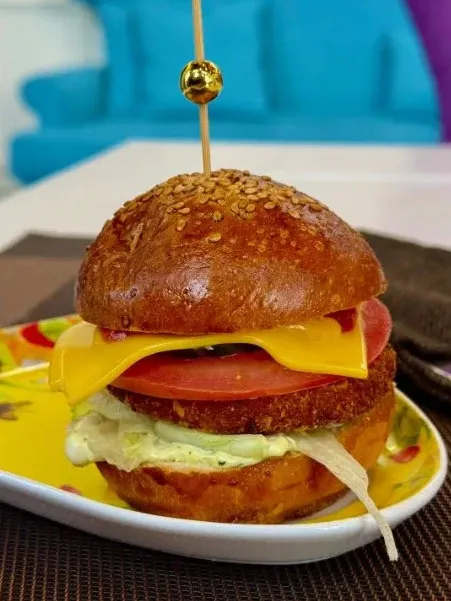 Мини бургер с куриной котлеткой от Green City 