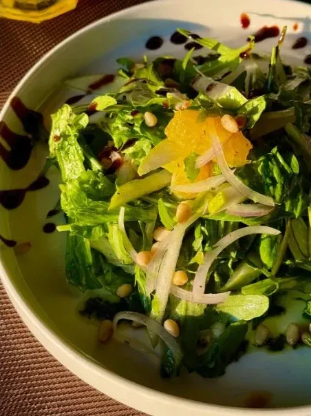 Салат с рукколой и грушей от Green City 