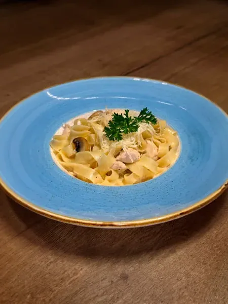 Феттучини с курицей и грибами 320 гр. от Mr. Black Coffee Bar