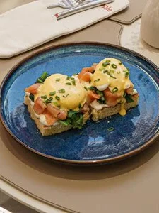 Яйца Бенедикт с лососем 350 г от Cafe People